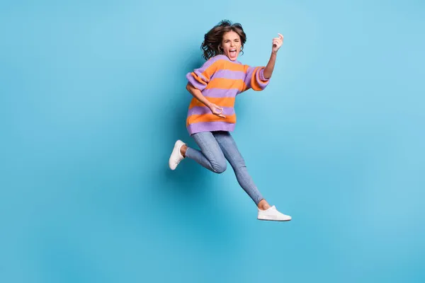 Volledige lengte lichaam grootte uitzicht van charmante gek vrolijk meisje springen gek hebben plezier geïsoleerd over helder blauw kleur achtergrond — Stockfoto