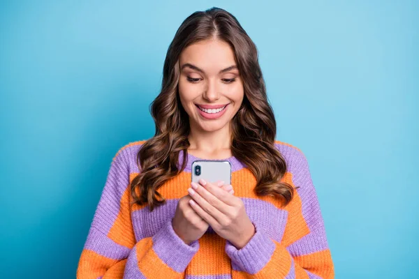 Foto von glücklichen jungen hübschen Dame halten Telefon weiße Nachricht Social Media isoliert auf blauem Hintergrund — Stockfoto