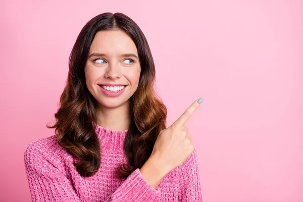 Πορτρέτο του ελκυστικού χαρούμενα κυματιστά μαλλιά κορίτσι αποδεικνύοντας τον τρόπο διαφήμιση αντίγραφο κενό κενό χώρο απομονώνονται σε ροζ παστέλ χρώμα φόντο — Φωτογραφία Αρχείου