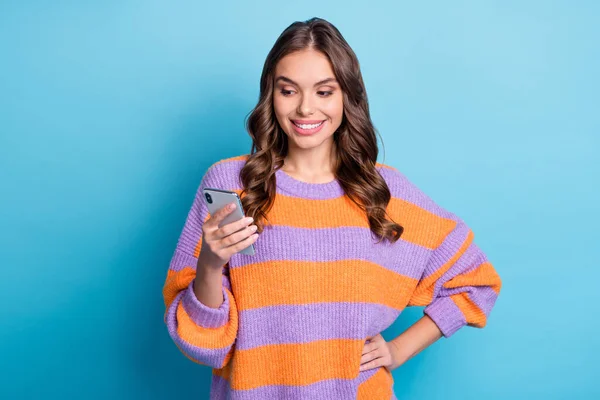 Portret van aantrekkelijke vrolijke meisje met behulp van gadget apparaat web commentaar geïsoleerd over helder blauwe kleur achtergrond — Stockfoto