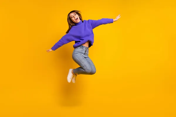 Volledige lichaamsomvang uitzicht van aantrekkelijke vrolijke zorgeloze meisje springen plezier gek geïsoleerd over helder gele kleur achtergrond — Stockfoto