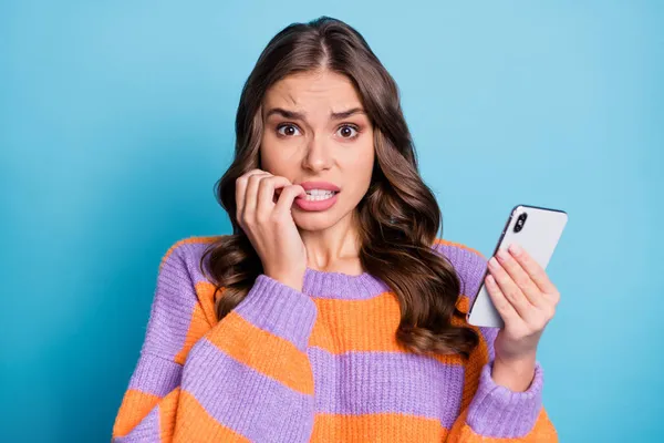 Foto von besorgten charmante Frau verängstigt halten Telefonfehler Post isoliert auf pastellblauem Hintergrund — Stockfoto