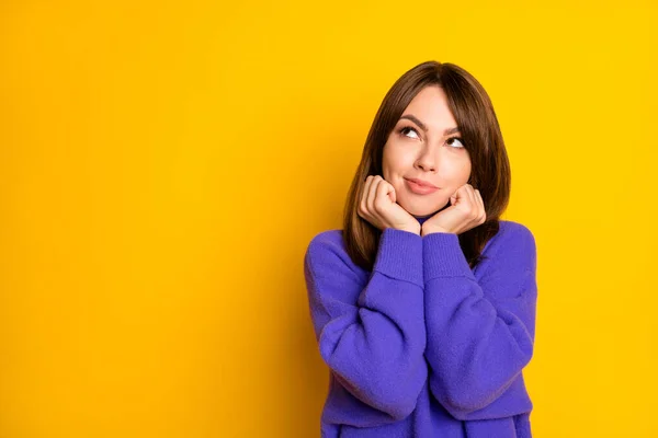 Foto de divertida dama joven pensativa vestida violeta suéter brazos pómulos buscando espacio vacío aislado color amarillo fondo — Foto de Stock