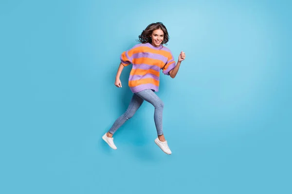 Foto de perfil de tamanho completo de senhora muito alegre correndo olhar câmera tem bom humor isolado no fundo de cor azul — Fotografia de Stock