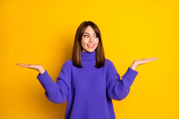 Πορτρέτο της ελκυστικής girlish αστείο χαρούμενο κορίτσι που κατέχουν στις παλάμες αντιγράψετε χώρο σατιρικά απομονώνονται σε φωτεινό κίτρινο χρώμα φόντο — Φωτογραφία Αρχείου
