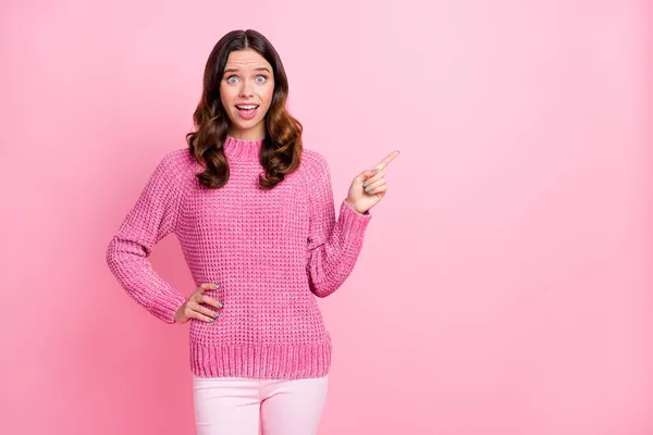 Portrait of amazed attractive funny wavy-haired girl demonstrating copy space ad look idea isolated over pink pastel color background — Stock Photo, Image