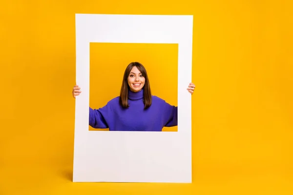 Fénykép a fiatal boldog mosolygós vonzó szép nő fehér keretben elszigetelt sárga színű háttér — Stock Fotó