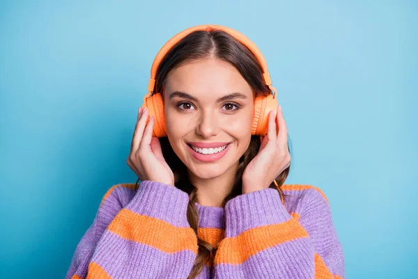 Porträt von attraktiven fröhlichen Mädchen hören verschiedene Melodie Musik genießen Zeitvertreib isoliert über helle blaue Farbe Hintergrund — Stockfoto