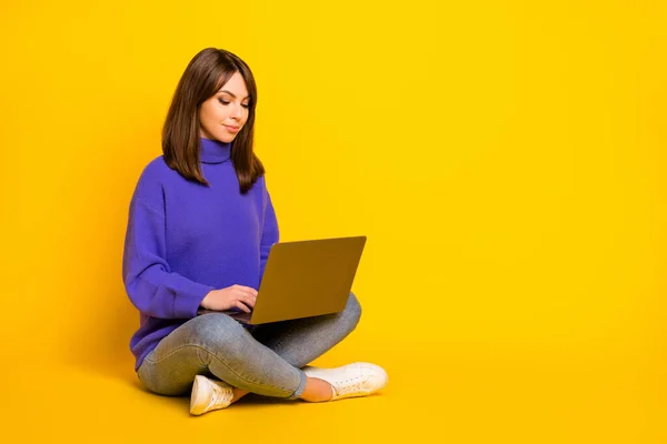 Nilüfer çiçekli güzel bir kızın portresi dizüstü bilgisayar kullanarak parlak sarı arka planda izole edilmiş e-posta kopyalama alanı kullanarak poz veriyor. — Stok fotoğraf