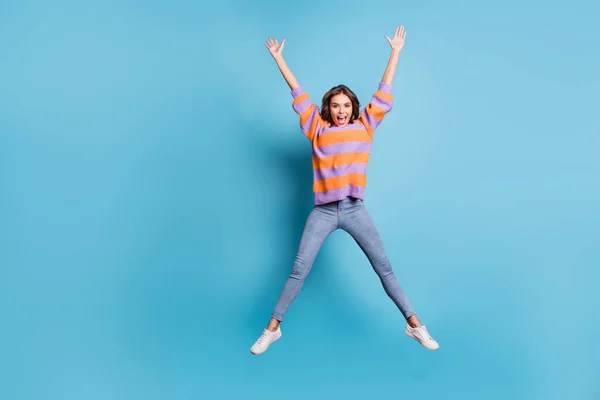 원문 기사보기 매력적 인 점프하는 여성의 사진 전체가 청색 배경에 고립된 별 모양의 입을 벌리고 있다 — 스톡 사진