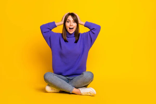 Portret van aantrekkelijke vrolijke verbaasd meisje zitten in lotus vormen groot nieuws reactie geïsoleerd op fel gele kleur achtergrond — Stockfoto