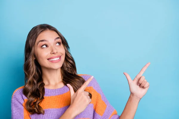 Retrato de chica alegre atractiva demostrando espacio de copia anuncio oferta de presentación aislado sobre fondo de color azul brillante — Foto de Stock