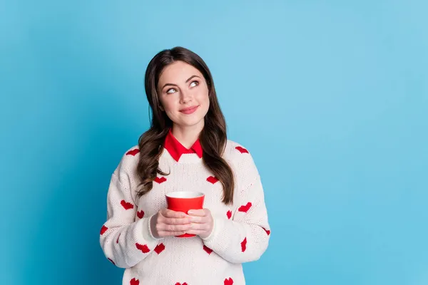 Foto de dulce adorable joven dama usar corazones impresión suéter beber café buscando espacio vacío aislado color azul fondo —  Fotos de Stock