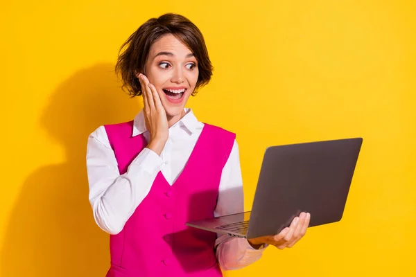 Fotografie ohromen funky mladá žena oblečená růžová oblek usměvavý pracovní moderní gadget rameno tvář izolované žlutá barva pozadí — Stock fotografie
