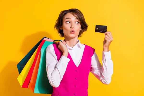 Foto av chockad söt ung kvinna klädd rosa kostym innehav kassar ser kreditkort isolerad gul färg bakgrund — Stockfoto