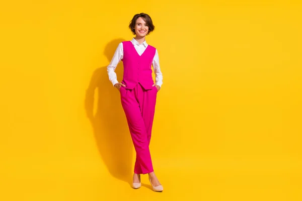 Full längd kroppsstorlek bild av attraktiva glada affärskvinna hålla händerna i fickor isolerade över ljusa gul färg bakgrund — Stockfoto
