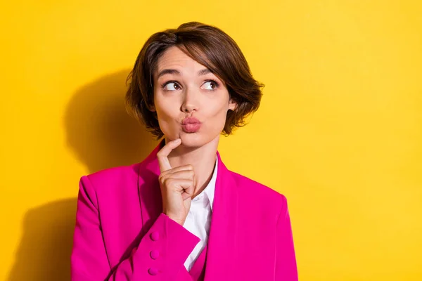 Foto de adorável sonhador jovem mulher vestido rosa terno dedo despojado lábios olhando espaço vazio isolado cor amarela fundo — Fotografia de Stock