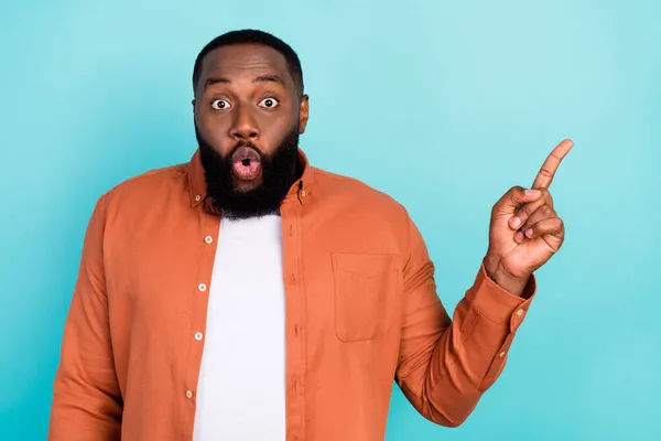 Foto do jovem homem negro espantado ponto chocado dedo vazio espaço anúncios promo escolha isolado sobre fundo cor teal — Fotografia de Stock