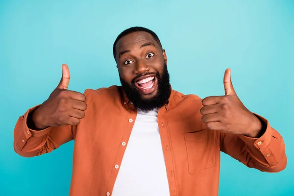 Fotografie mladého černocha šťastný pozitivní úsměv show palce nahoru jako jemné zpětné vazby reklamy izolované přes teal barva pozadí — Stock fotografie