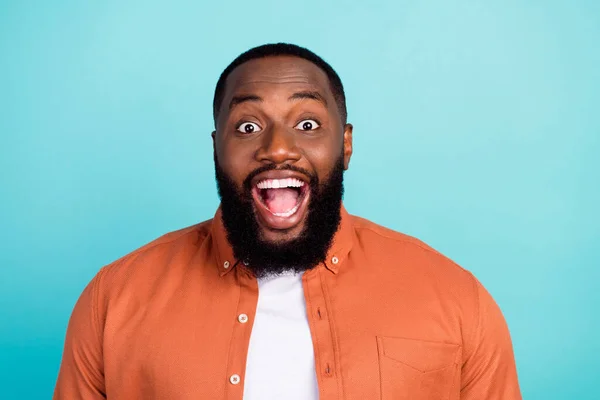 Foto de joven afro excitado hombre feliz sonrisa positiva sorprendido noticias aisladas sobre fondo de color turquesa —  Fotos de Stock