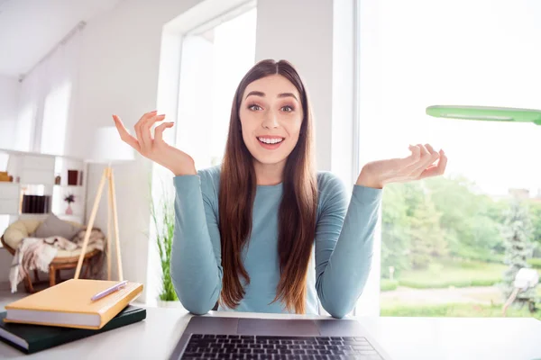 Foto de jovem atraente mulher de negócios conversa vídeo chamada on-line reunião computador trabalho remoto dentro de casa — Fotografia de Stock