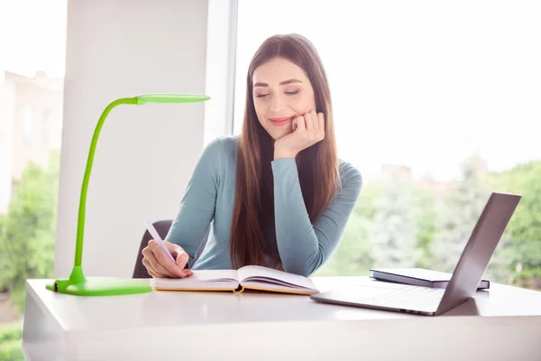 Foto portrét mladá žena studující s notebookem doma psaní esej — Stock fotografie