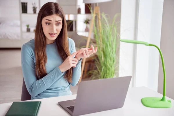 Foto de jovem mulher de negócios atraente falar vídeo chamada laptop reunião contagem dedos problema negativo mandona casa — Fotografia de Stock