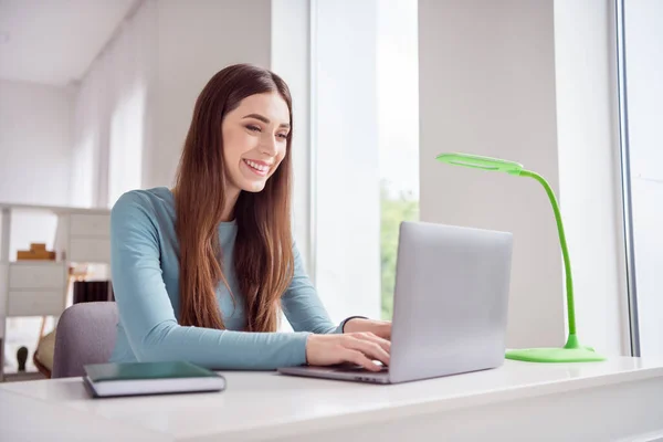 Foto wanita muda yang mengerjakan laptop dari rumah tersenyum bahagia — Stok Foto