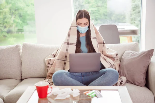 Volledige grootte foto van jonge vrouw dragen masker cover ruitwerk laptop afstand coronavirus pandemie ziek binnen — Stockfoto