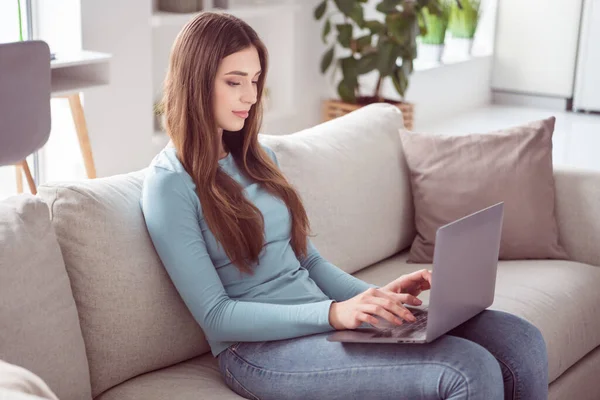 Профиль стороне фото молодой привлекательной деловой женщины сидеть диван печати типа электронной почты ноутбука программиста расстояние работы в помещении — стоковое фото