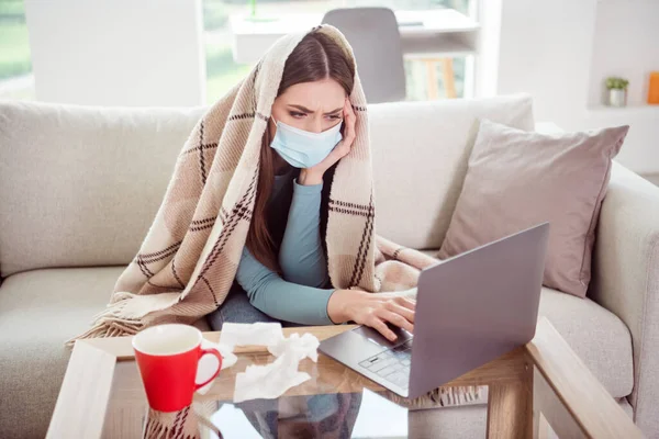 Foto van gestoorde zieke dame thuis blijven sociale afstand zelf-isolatie dragen medisch masker blauw shirt huis binnen — Stockfoto