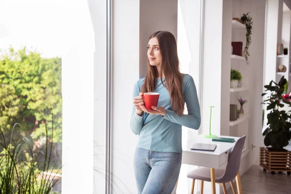 Foto portret jonge vrouw drinken koffie kijken naar venster thuis — Stockfoto