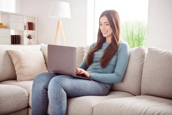 Foto do trabalhador programador freelance alegre linda menina segurar netbook digitação desgaste camisa azul casa dentro de casa — Fotografia de Stock