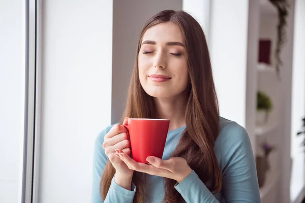 Фото молодой привлекательной девушки счастливой позитивной улыбкой наслаждаться мечтать напиток утренняя чашка кофе мечта дома — стоковое фото