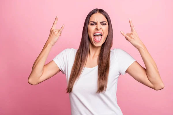 Retrato de atractiva chica loca alegre que muestra doble cuerno que se divierte aislado sobre fondo de color pastel rosa —  Fotos de Stock