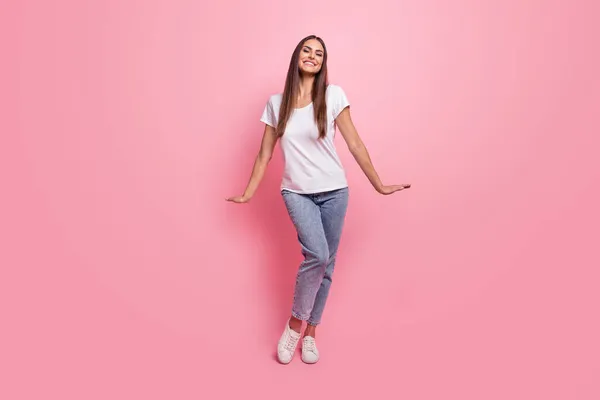 Full size foto di divertente giovane bruna signora danza indossare t-shirt jeans scarpe da ginnastica isolato su sfondo rosa — Foto Stock