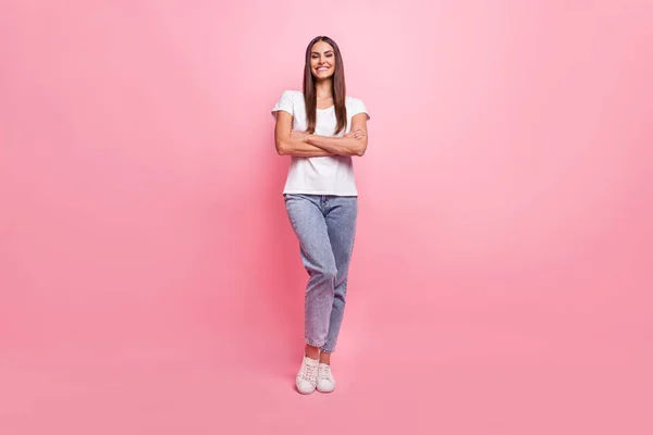 Longitud completa vista del tamaño del cuerpo de atractiva chica alegre brazos plegados aislados sobre fondo de color pastel rosa —  Fotos de Stock