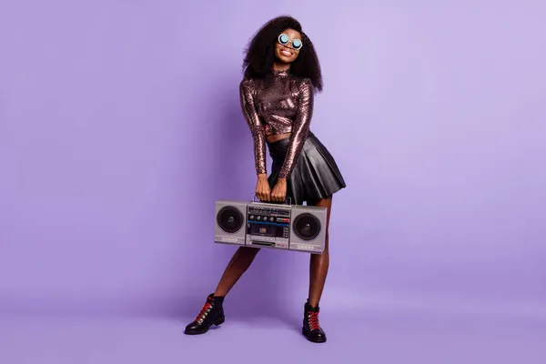 Foto de niña sostener boom box usar gafas vintage camisa brillante mini falda aislado color violeta fondo — Foto de Stock