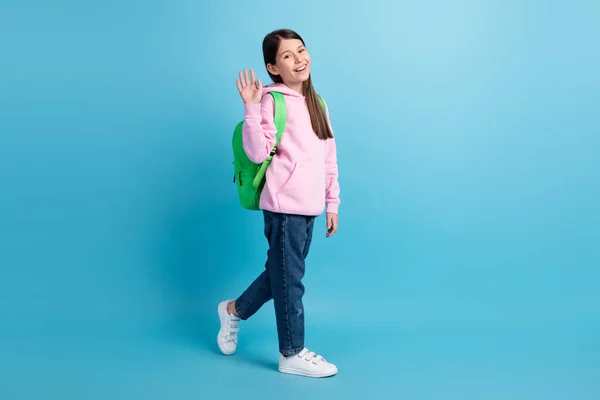 Perfil de cuerpo completo lado de la foto de la joven feliz sonrisa positiva mochila ir caminar escuela ola hola aislado sobre fondo de color azul — Foto de Stock