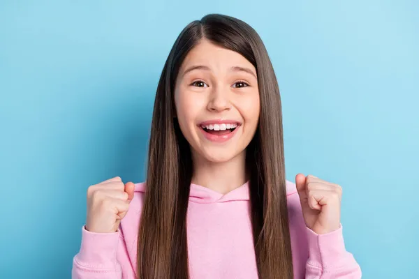 Foto van jonge tiener meisje gelukkig positieve glimlach vreugde win overwinning geluk succes geïsoleerd over blauwe kleur achtergrond — Stockfoto