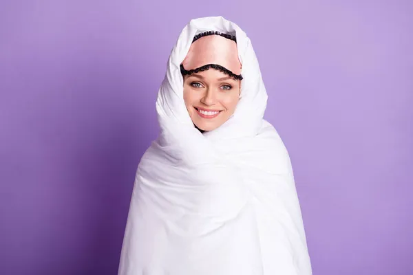 Foto ritratto di donna in coperta bianca risveglio al mattino isolato su sfondo di colore viola pastello — Foto Stock