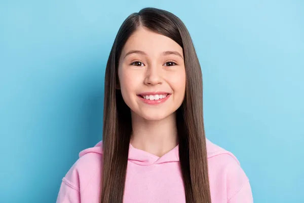 Foto de jovem atraente menina pré-adolescente feliz sorriso de dente positivo isolado sobre fundo de cor azul — Fotografia de Stock