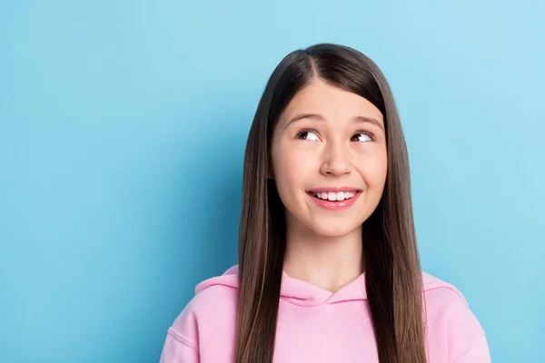 Retrato de otimista bonito menina de cabelo longo olhar espaço vazio desgaste camisola rosa isolado no fundo de cor azul brilhante — Fotografia de Stock