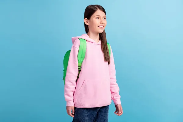Retrato de atractiva chica de ensueño alegre que va a la escuela secundaria aislado sobre fondo de color azul brillante —  Fotos de Stock