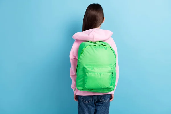 Foto di sporty cute scuola ragazza indietro indossare rosa felpa schoolbag spazio vuoto isolato colore blu sfondo — Foto Stock