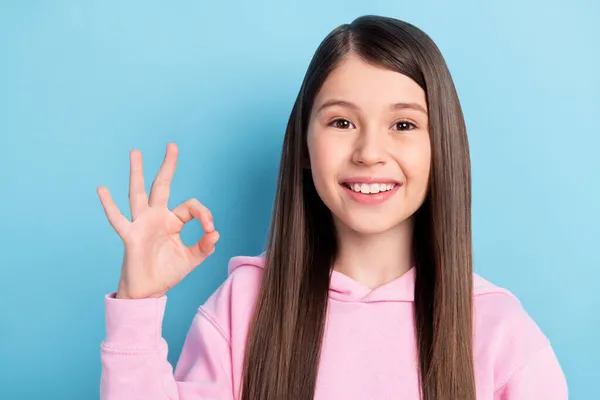 Närbild porträtt av attraktiv glad flicka visar ok-tecken annons perfekt isolerad över ljusblå färg bakgrund — Stockfoto