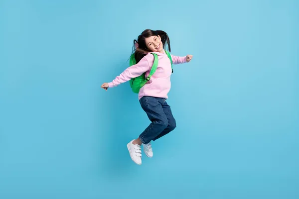 Foto de perfil de cuerpo completo de la divertida linda chica salto desgaste bolso sudadera jeans aislados sobre fondo azul —  Fotos de Stock