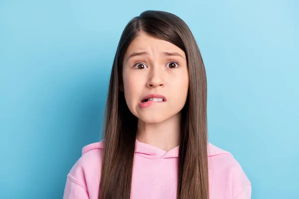 Photo de jeune fille de l'école mordre les lèvres dents inquiet nerveux échouer erreur peur isolé sur fond de couleur bleue — Photo