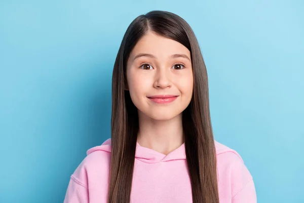 Foto van grappig schattig schoolmeisje gekleed roze outfit glimlachen geïsoleerde blauwe kleur achtergrond — Stockfoto