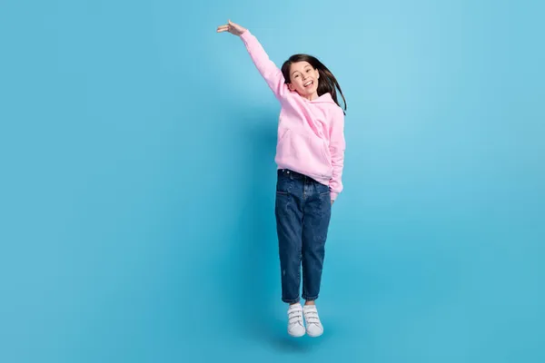 Foto de comprimento total da menina feliz sorriso positivo saltar para cima mostrar as mãos grande tamanho enorme isolado sobre fundo de cor azul — Fotografia de Stock